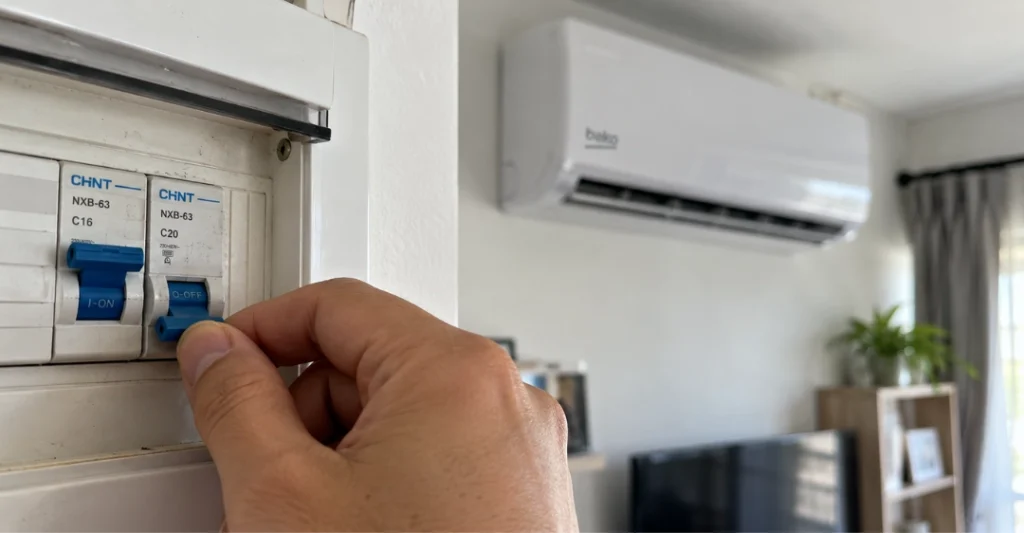 Ngắt aptomat nguồn để khởi động lại máy lạnh Beko bị lỗi C3