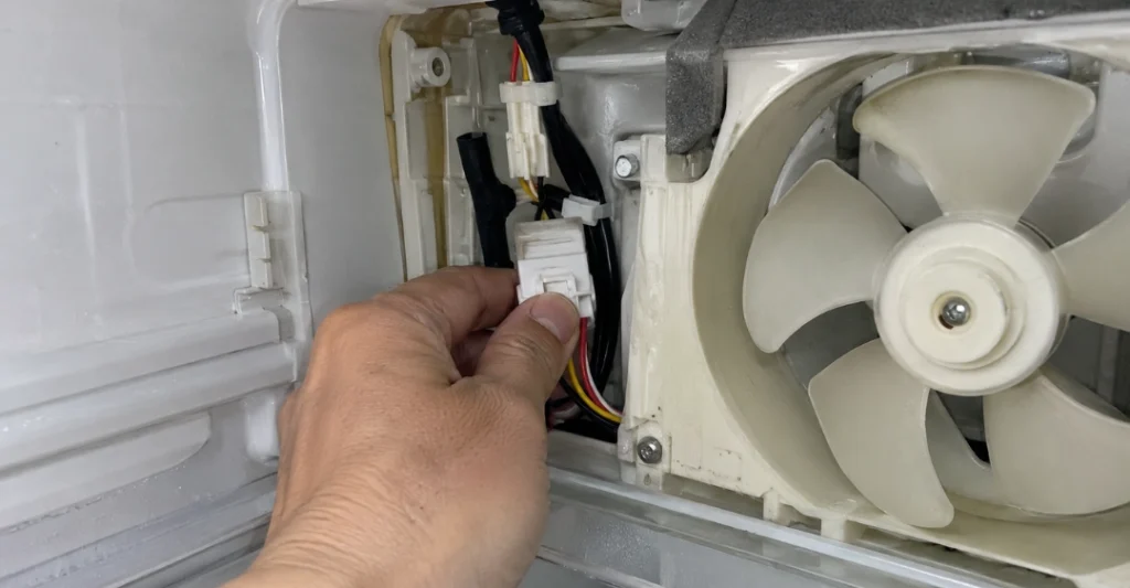 Xả đá và sắp xếp thực phẩm cách vách sau tủ lạnh Panasonic 5cm