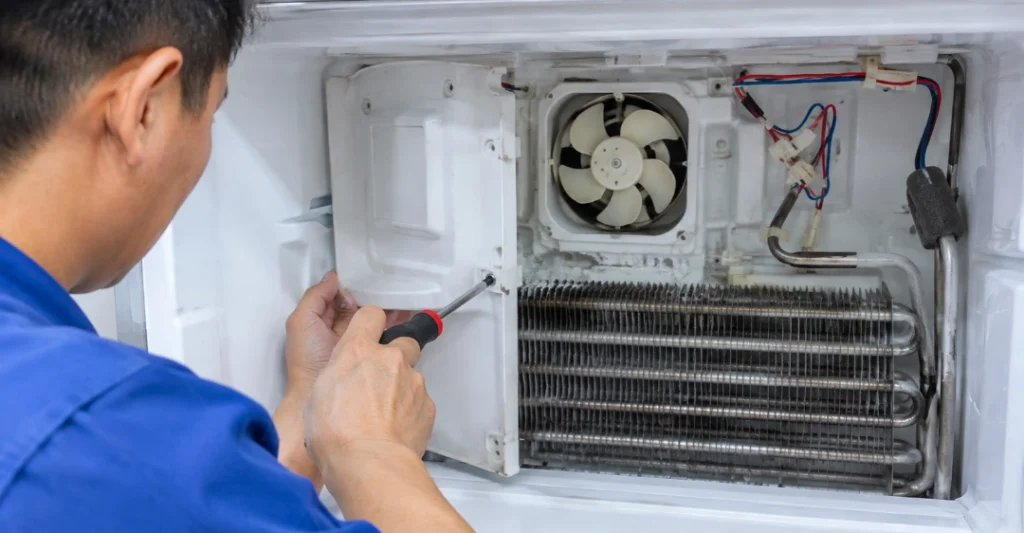 Tháo mặt bích ngăn đông tủ lạnh Panasonic để tiếp cận quạt gió
